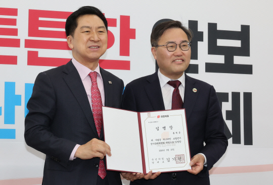 지난 15일 홍석준 국민의힘 의원에게 국민의힘 김기현 대표가 서울 여의도 국회에서 열린 최고위원 보궐선거 선거관리위원회 임명장 수여식에서 김 대표가 홍 의원에게 임명장을  수여하고 있다. 연합뉴스.